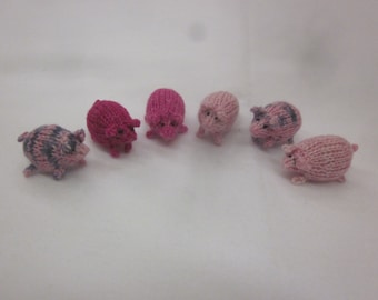 Tiny knitted pigs! Super cute