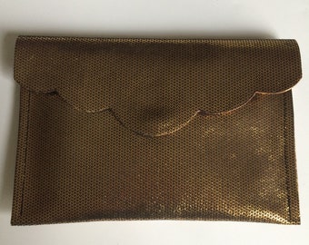Scalloped pattern leather wallet