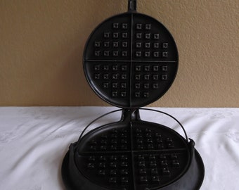 Wagner #9 Waffle Iron, low base w/bail, matching (tight/firm) wooden handles. Pat. Feb 22, 1910. Excellent Condition!