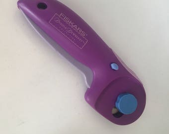 Fiskars Rotary Cutter / Sewing Supplies / Fabric Cutter / Rotary Cutter / Paper Crafting / Scrapbooking / Card Making