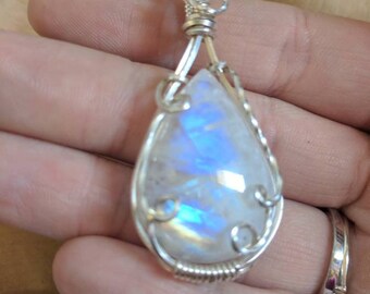 Wire wrapped moonstone pendant, wire wrapped pendant, wire wrapped jewelry, moonstone necklace, silver necklace, gift for mom, gift for her