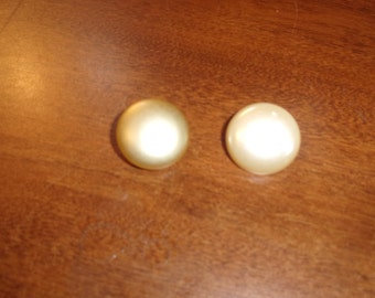 vintage clip on earrings ivory color circles