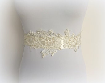 Ivory floral sash belt. Bridal sash. Lace flowers decorated with Ivory pearls. Lace and pearls sash belt. Wedding dress sash. Offwhite sash.