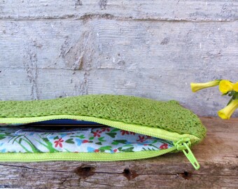 Green pencil case in upcycled yarn. Crocheted case in lime green with zipper and floral lining in vintage fabric