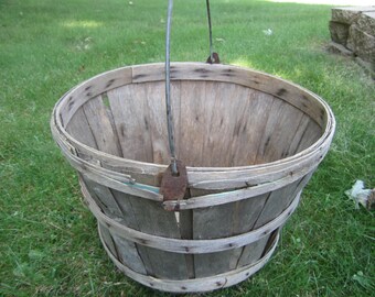 vintage bushel basket, fruit basket, old 1/2 bushel basket with carry handle, autumn decor, vintage apple basket, weathered bushel basket,