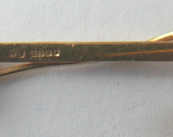 Charming Vintage 1980s 9 karat Gold Riding Crop Brooch - 1 1/2" (38mm) long