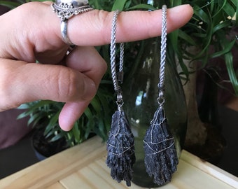 Poids d'oreilles fait d'acier inoxydable et kyanite / cyanite noire. Bijoux pour strech. Pierres brutes enroulées à la main.