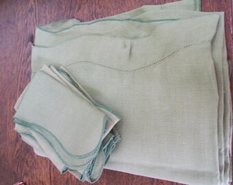 Vintage green tablecloth with 8 napkins - 72" x 56"