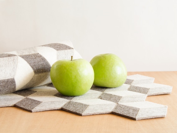 Light grey felt table runner / wool felt runner / geometric runner / grey runner / handmade / made in Italy