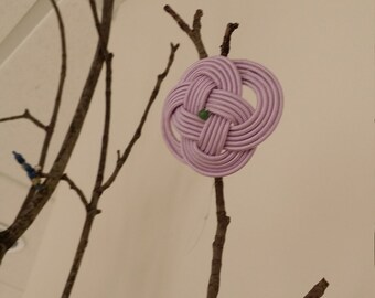 Knot pin/pendant with a bead