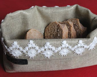 Bread basket in Burlap with a lace Choker