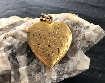 Vintage Gold Heart Locket, Embossed Flower Locket, Vintage Heart Picture Locket, Valentines Locket, Gold Tone Metal Locket