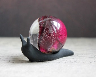 Figurine snail resin + sphere 3 cm resin with inclusion of Rose red button
