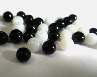 lot 50 black and white glass beads 4mm