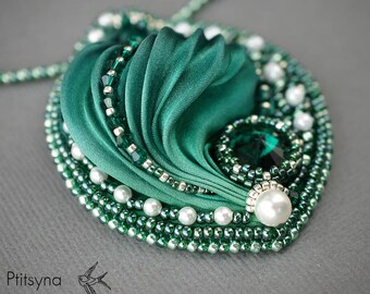 Shibori ribbon necklace, bead embroidery pendant with shibori ribbon, emerald green embroidered pendant, shibori ribbon jewelry, necklace