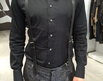 zwarte leren bretels met grijze broek