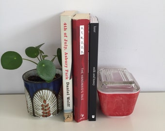 Set of two - Vintage red pyrex refrigerator dish with glass lid