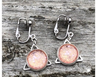 Earrings with triangle clip