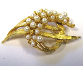 Vintage white faux pearl Brooch in gold tone, wear or repurpose