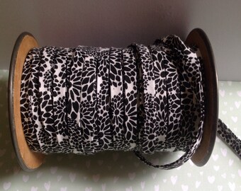 1/4" double fold bias tape *white with black mumms*