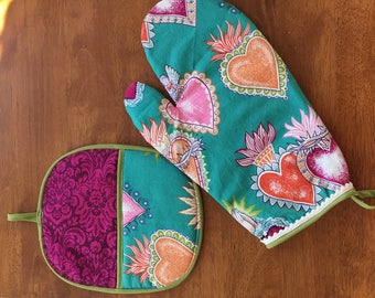 Alma y Corazon Pot Holder and Oven Mitt Set! (2 pieces)