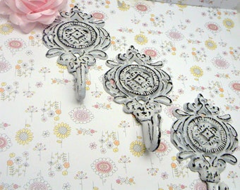 Ornate Medallion Classic White Shabby Elegance Trio Rustic Floral Hook Cast Iron Key Leash Jewelry Scarf Set 3 Hooks Nursery Mudroom