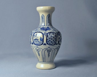 Fine Old Chinese hand painted blue and white porcelain mei ping vase DSC_00340