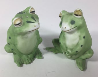 SALE Salt Pepper Shakers Frogs Porcelain Finely Detailed Vintage