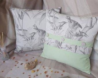 A set of 2 pillows with birds for your house.
