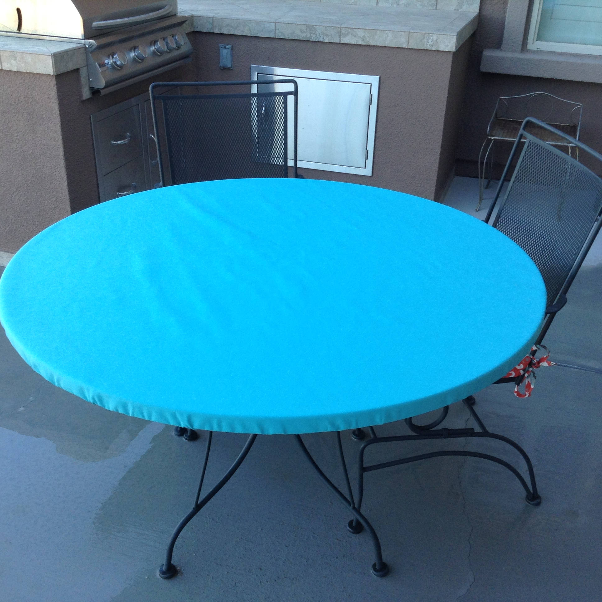 Round Outdoor Fitted Tablecloth. Soil and Stain Resistant.