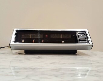 Zenith Solid State Table Top Analog Radio Model F425W Vintage 1970's Mid Century Modern Radio Analog AM/FM Vintage Modern Office Decor