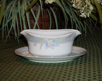 Mikasa Charisma Gray L 9049 Gravy Boat with Under-plate.
