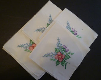 NAPKINS. VINTAGE LINENS. Vintage Embroidered Napkins. Set of Four White with Embroidery Napkins