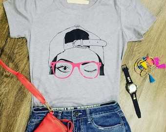 cap girl with glases t-shirt grey