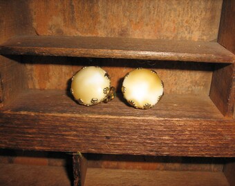 Art Deco/Retro Tan & White Clip-On Earrings
