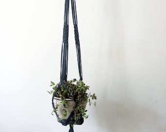 Macrame Plant Hanger - Macrame Plant Holder - Grey - Jersey yarn - T-shirt yarn - 'Hip to be Square'