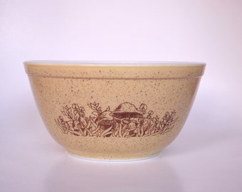 Vintage Pyrex Forest Fancies 1 1/2 L 402