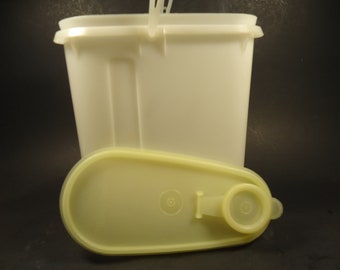 Tupperware oval pitcher with handle & lid.