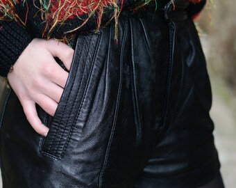 Retro look / Vintage black leather shorts 80's