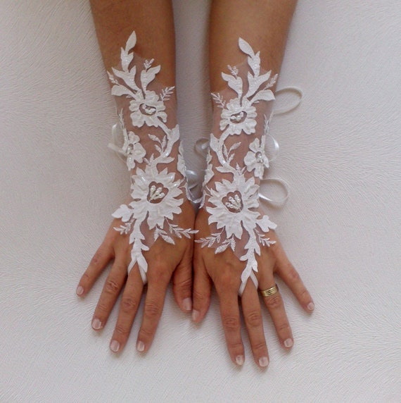 Unique very elegant Ivory and 3D flower Wedding gloves bridal gloves gauntlet guantes wedding trend rustic wedding rustic accessory