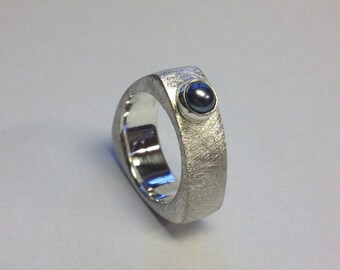 DreiEckigrunder ring with black freshwater pearl