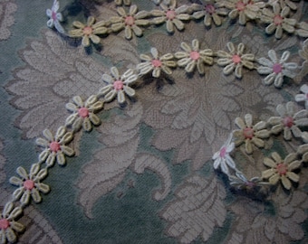 Cotton Lace Daisy Trim, 7/8" Wide, White and Pink (1 yd)