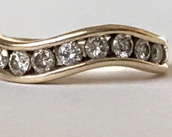 Stunning 14 karat gold and diamond band