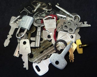 30x Vintage Keys Lot... Found Items... Altered Art... Assemblage Collage