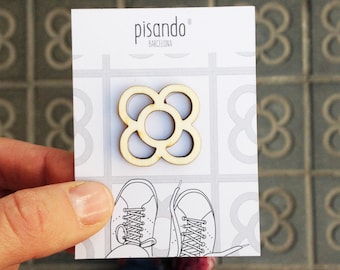 Wooden Pin Flor de Barcelona, wooden pin recovered, pin flower, modernist pin, clothing accessory, wanderlust Barcelona