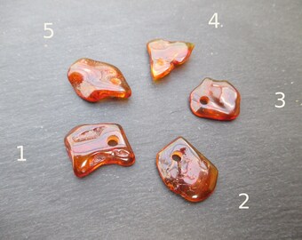 Baltic amber: 1 Pendant 1.9 cm by 2.3 cm
