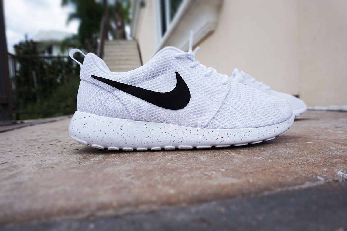 roshe run white and black