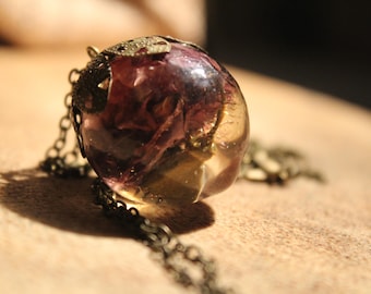 Necklace resin bubble with poppy