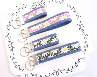 Daisy Keychain, Flower Key Chain, Pink Flower Key Fob, 2 Sizes, Black Wrist Keyring, Flower Key Chain, Gift Under 10