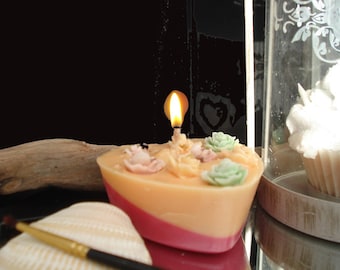 Heart trimmed in pink raspberry-Apple scent candle